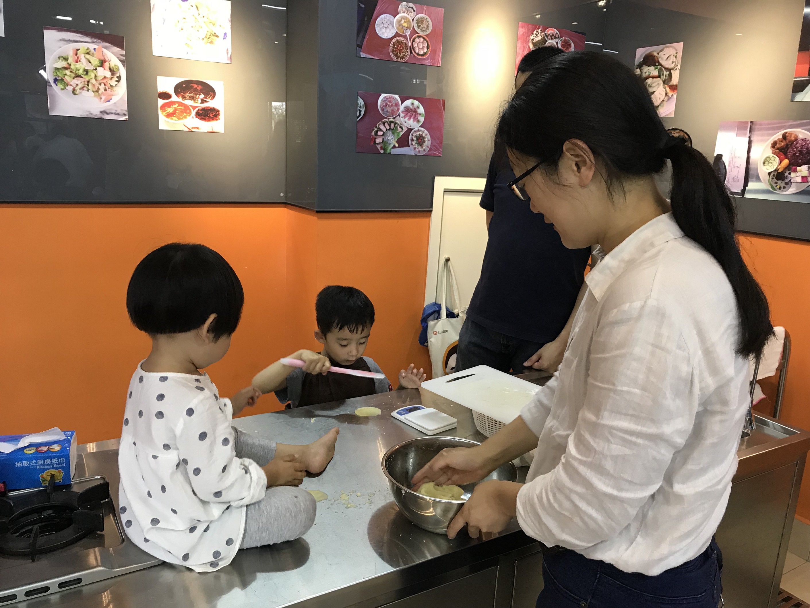bevictor伟德工会举行六一亲子烘焙活动