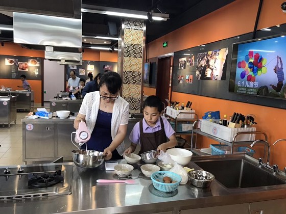 bevictor伟德工会举行六一亲子烘焙活动