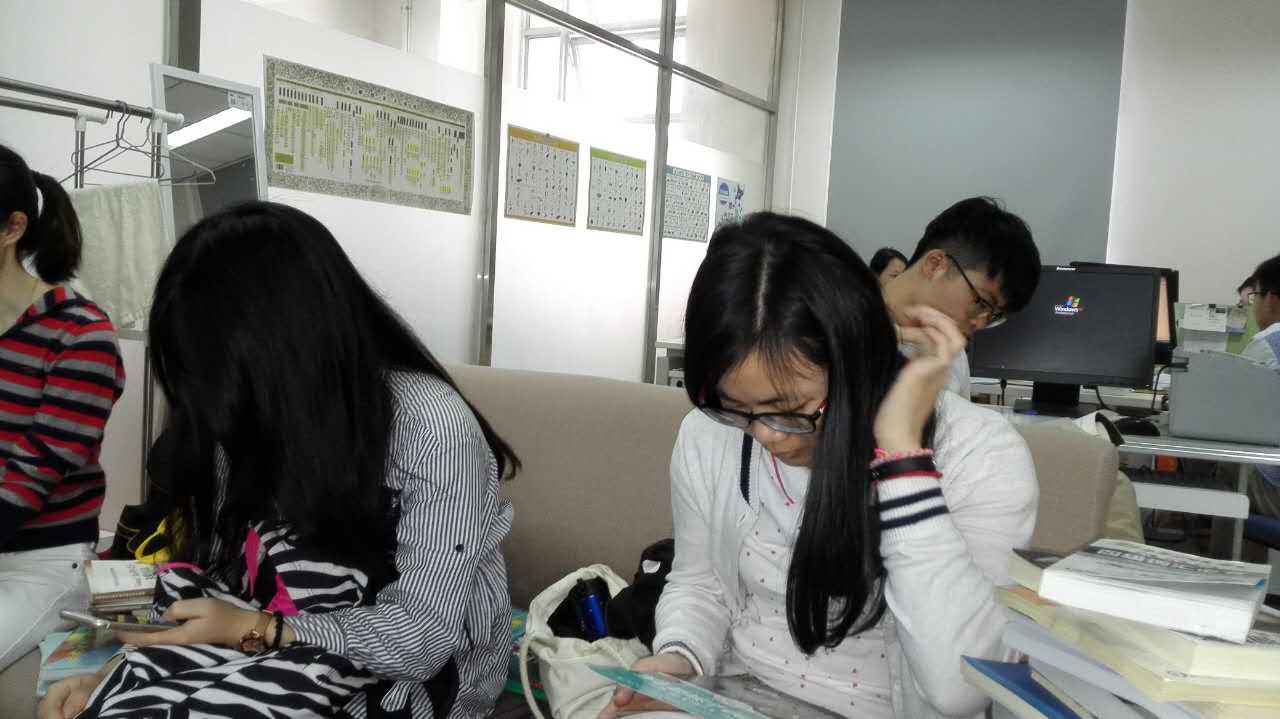 书香浓浓寄真情――记bevictor伟德员工党支部赠书活动
