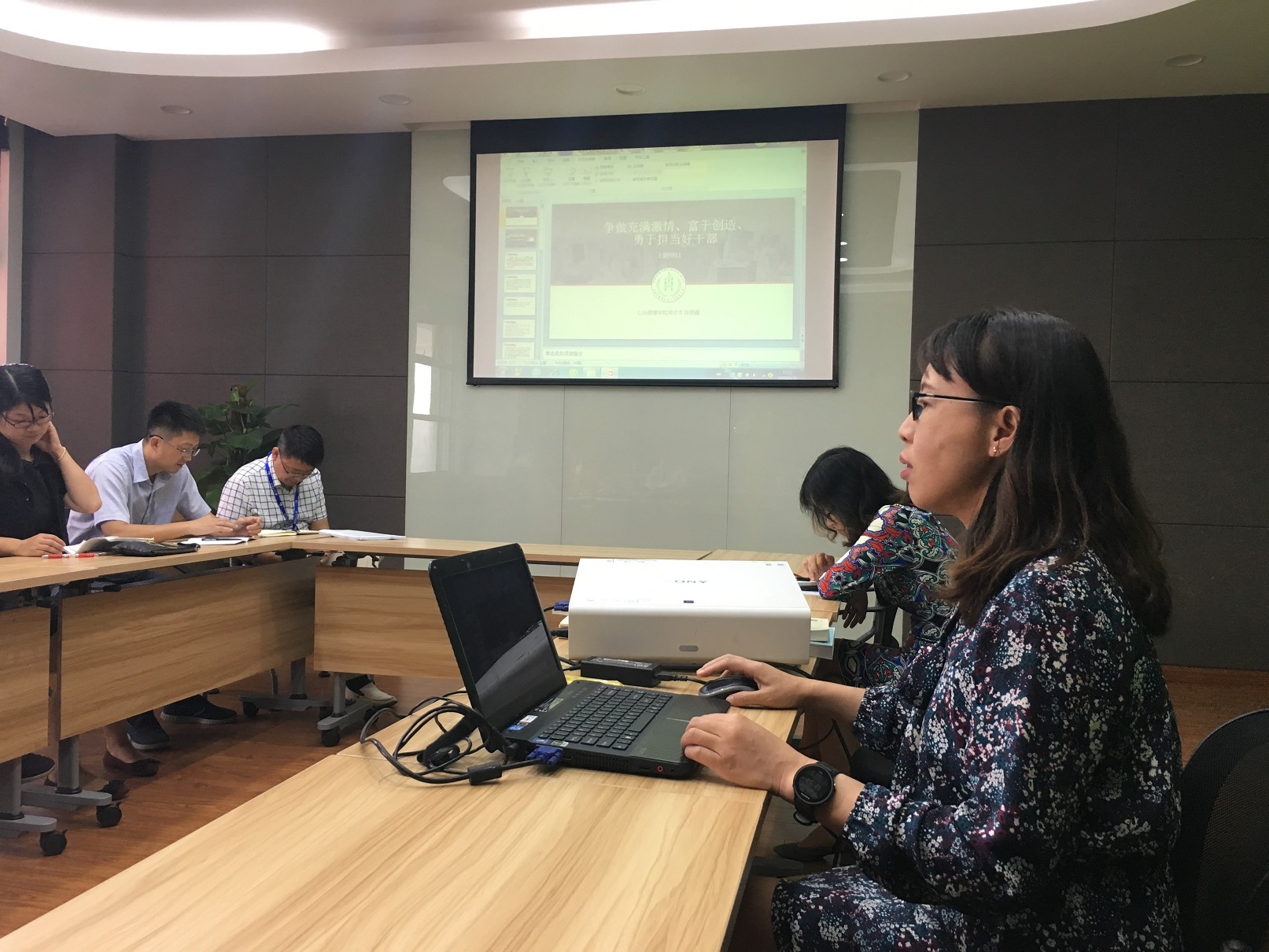 以学促做,与新时代同行――bevictor伟德“争做充满激情、富于创造、勇于担当好干部”主题党日活动