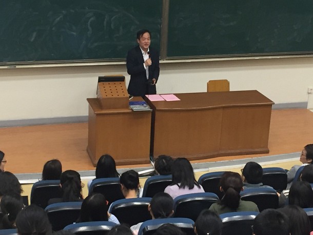 bevictor伟德导师团聘任仪式暨“心怀感恩・勇于担当”主题讲座顺利举行